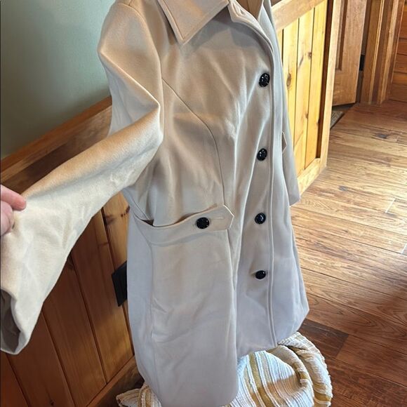 Classic Beige Trench Coat with Black Buttons - Picture 2 of 12
